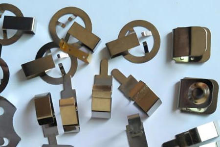 五金彈片的常見(jiàn)類(lèi)型及其作用